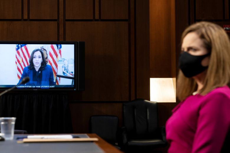 현직 미국 상원 법사위 소속 의원인 카멀라 해리스(왼쪽) 미국 민주당 부통령 후보가 12일(현지시간) 열린 에이미 코니 배럿 미국 연방대법관 지명자에 대한 상원 인준청문회에 화상으로 참석해 발언하고 있다. [로이터]