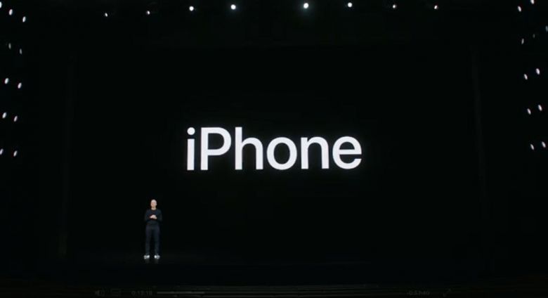 애플 언팩에 나선 팀 쿡 CEO가 새로운 아이폰12를 소개하는 모습.