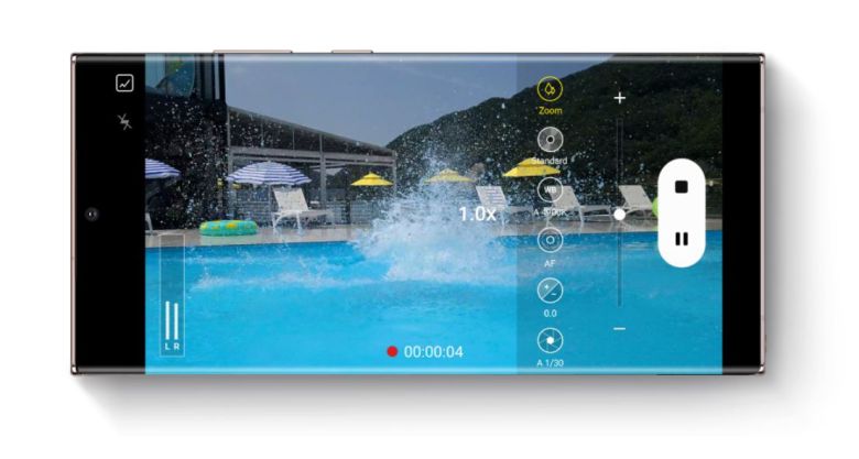 함께 공개된 ‘갤럭시 버즈 라이브’를 핀 마이크처럼 사용할 수 있다는 점도 강점이다. 웨어러블 기기와의 연동을 통해 촬영 편의성을 높인 것이다. 갤럭시 버즈 라이브를 착용한 상태에서 동영상을 촬영하면, 먼 거리에서도 갤럭시 버즈 라이브를 통해 사용자의 음성이 생생히 녹음된다.