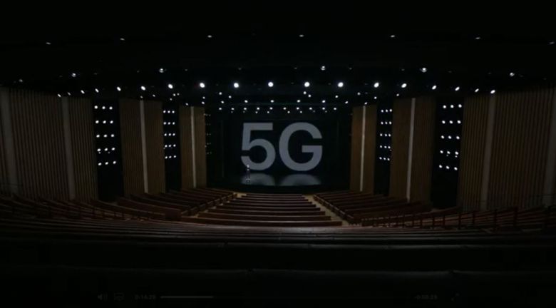 애플은 이날 미국 캘리포니아 쿠퍼티노 사옥 애플파크에서 온라인 스트리밍을 통해 아이폰12 시리즈 4종을 선보였다. 팀 쿡 애플 최고경영자(CEO)는 이날 기조 연설에서 "5G를 통해 아이폰에 새로운 시대를 열 것"이라고 공언했다. 사진은 애플 언팩에 나선 팀 쿡 CEO의 모습.