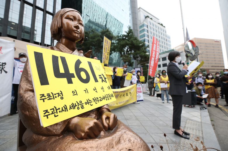 14일 서울 종로구 옛 일본대사관 앞에서 제1461차 일본군성노예제 문제해결을 위한 정기 수요시위 기자회견이 열리고 있다. [연합]