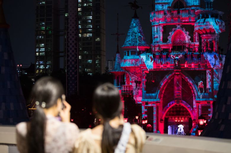 롯데월드 3D매핑 기술 적용된 매직캐슬