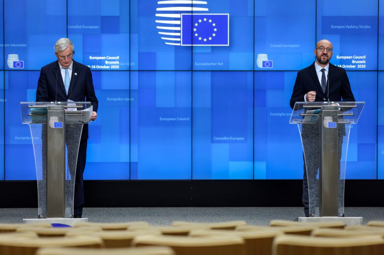 샤를 미셸(오른쪽) 유럽연합(EU) 정상회의 상임의장과 미셸 바르니에 EU 브렉시트(Brexit) 협상 수석대표가 15일(현지시간) 벨기에 브뤼셀에서 시작된 이틀 일정의 유럽연합(EU) 정상회의 도중 개최된 기자회견에서 발언하고 있다. [로이터]