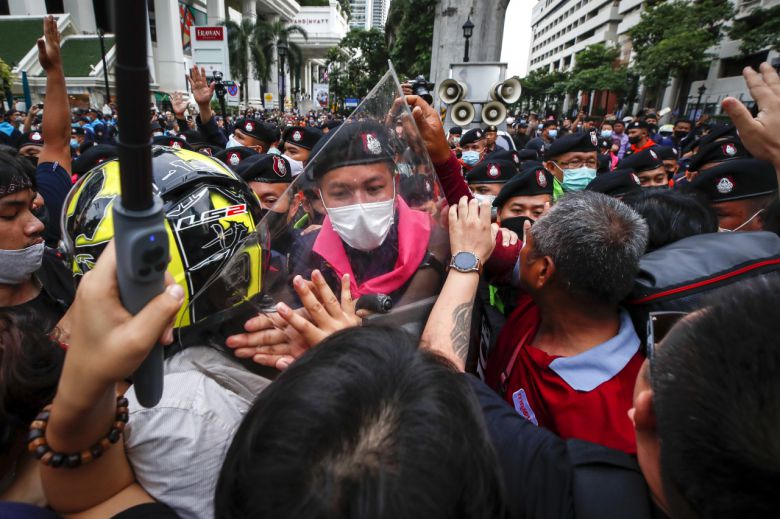 15일(현지시간) 태국 수도 방콕에서 총리 퇴진과 왕실의 개혁을 요구하는 시위대들과 이를 저지하려는 태국 경찰이 충돌하고 있다. [EPA]