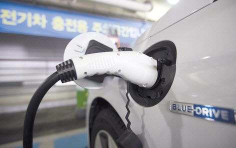 전세계적으로 전기자동차 시장이 확대되고 있지만 느린 충전 시간과 낮은 출력은 상용화의 걸림돌로 작용하고 있다. 이와 관련 국내 연구진이 6분 내에 90% 충전이 가능한 전기차 배터리 소재를 개발했다.