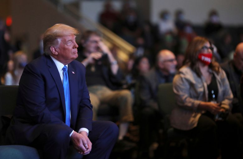 도널드 트럼프 미국 대통령이 18일(현지시간) 네바다주 라스베이거스에 위치한 한 교회 일요 예배에 참석해 설교를 듣고 있다. [로이터]
