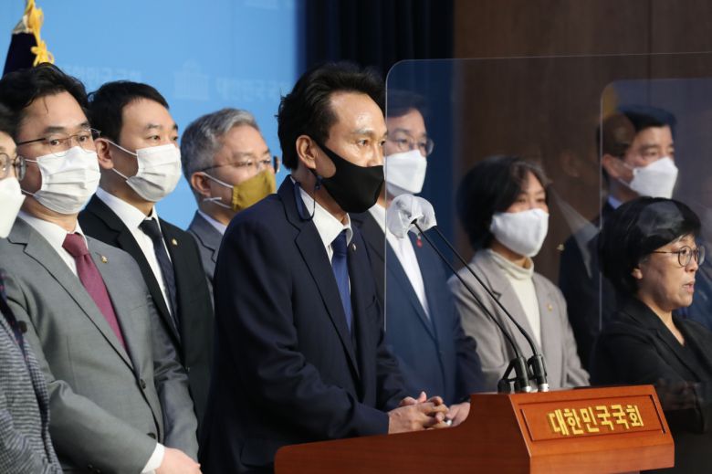 21일 서울 여의도 국회 소통관에서 안민석 더불어민주당 의원과 최강욱 열린민주당 대표 등이 박근혜 정권의 하명수사 의혹 감찰촉구 기자회견을 하고 있다. [연합]