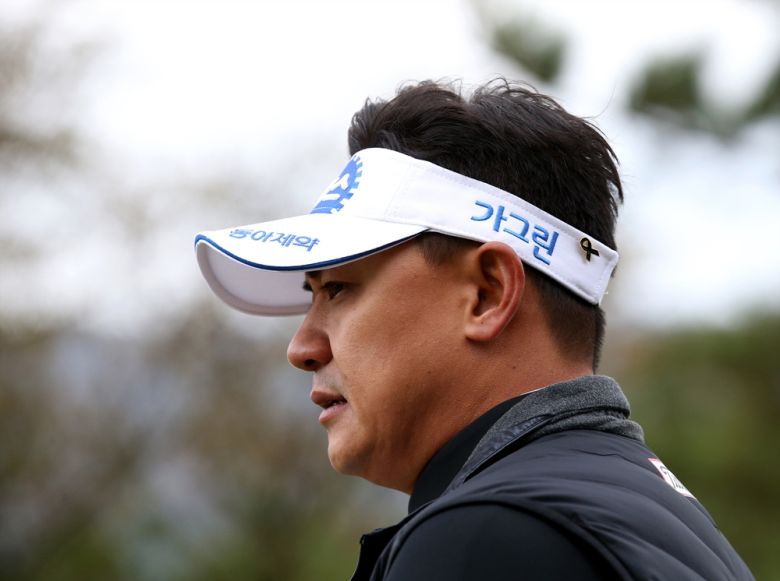 고 박승룡을 추모하기 위해 검은 리본을 단 박상현./KPGA 제공
