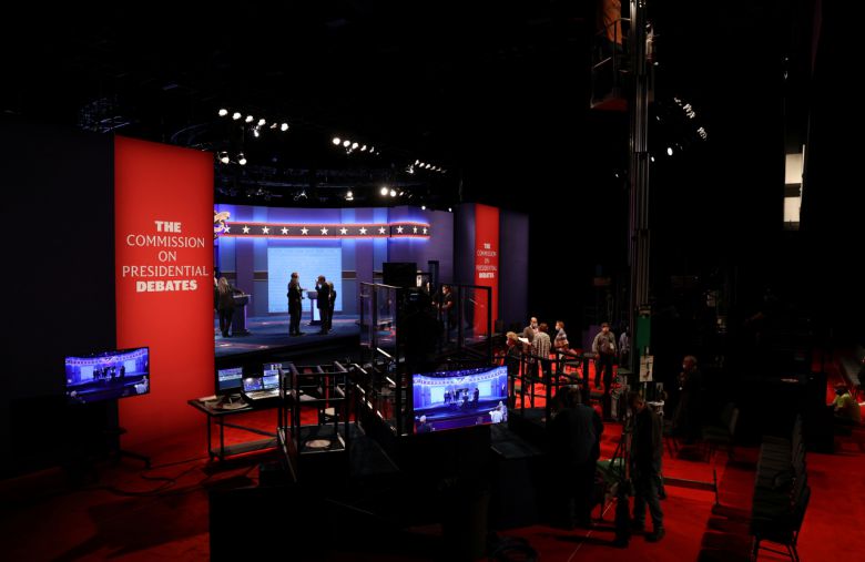 미국 테네시주 내슈빌에 있는 벨몬트대에서 22일(현지시간) 오후 9시 진행되는 2020 대통령 선거의 마지막TV토론 준비를 위해 관계자들이 리허설을 하고 있다. 도널드 트럼프 대통령과 민주당의 조 바이든 후보가 한치의 양보없이 격돌할 전망이다. [로이터]