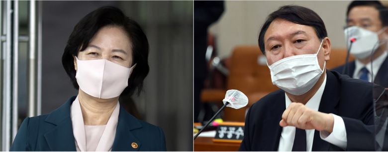 22일 오후 추미애 법무부 장관(왼쪽)이 외출을 위해 경기도 정부 과천청사 내 법무부 청사를 빠져나가고 있다. 윤석열 검찰총장은 이날 국회에서 열린 법제사법위 국정 감사에 출석해 의원 질의에 답하고 있다. [연합]