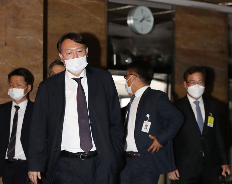 윤석열 검찰총장이 23일 국회 법제사법위원회 대검찰청 국정감사를 마친 뒤 국회를 나서고 있다.[연합]