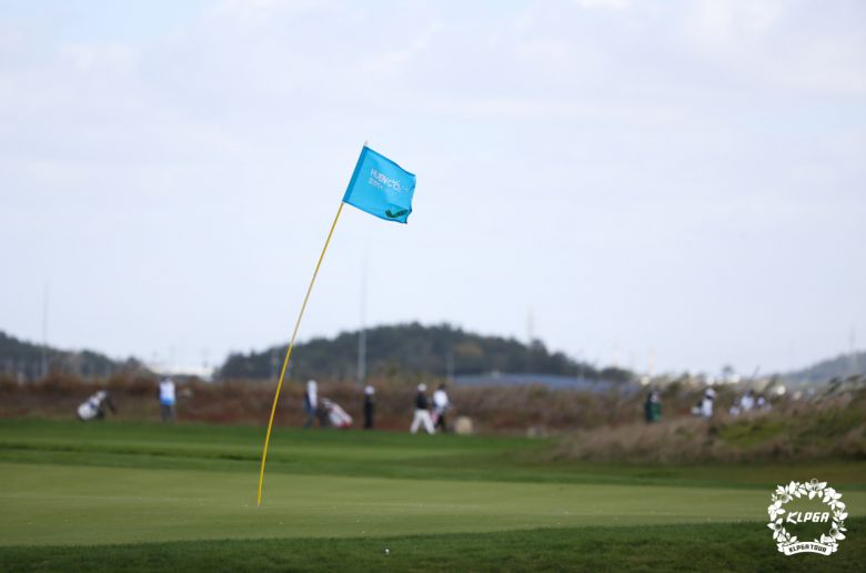 8번홀 깃대가 강풍에 휘청이고 있다./KLPGA 제공