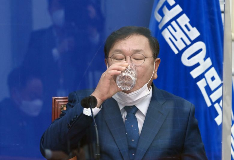 김태년 더불어민주당 원내대표가 21일 오전 국회에서 열린 최고위원회의에서 물을 마시고 있다. [연합]