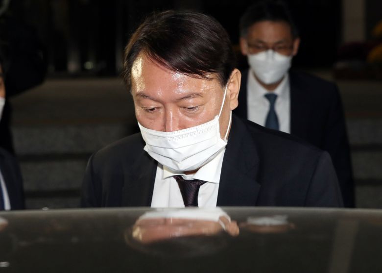 윤석열 검찰총장이 23일 국회 법제사법위원회 대검찰청 국정감사를 마친 뒤 차량에 탑승하고 있다. [연합]