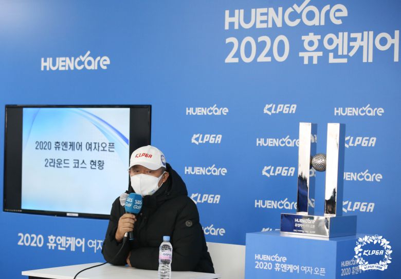 KLPGA 최진하 경기위원장이 2R 취소 관련 브리핑을 하고 있다./KLPGA 제공