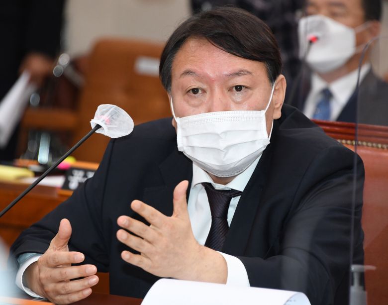 윤석열 검찰총장이 22일 서울 여의도 국회 법제사법위원회에서 열린 대검찰청 국정감사에서 답변하고 있다. [연합]