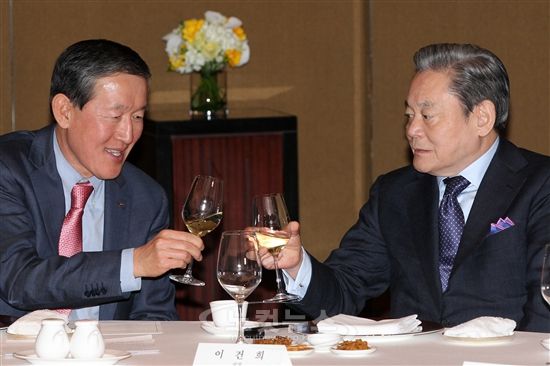 지난 2011년 3월 서울 한남동 하얏트호텔에서 열린 전국경제인연합회 회장단 회의 만찬에서 허창수 전경련 회장과 이건희 삼성전자 회장이 건배를 하고 있다. 이날 회의는 허창수 신임 회장의 취임 첫 공식 행사였다.[전경련 제공]