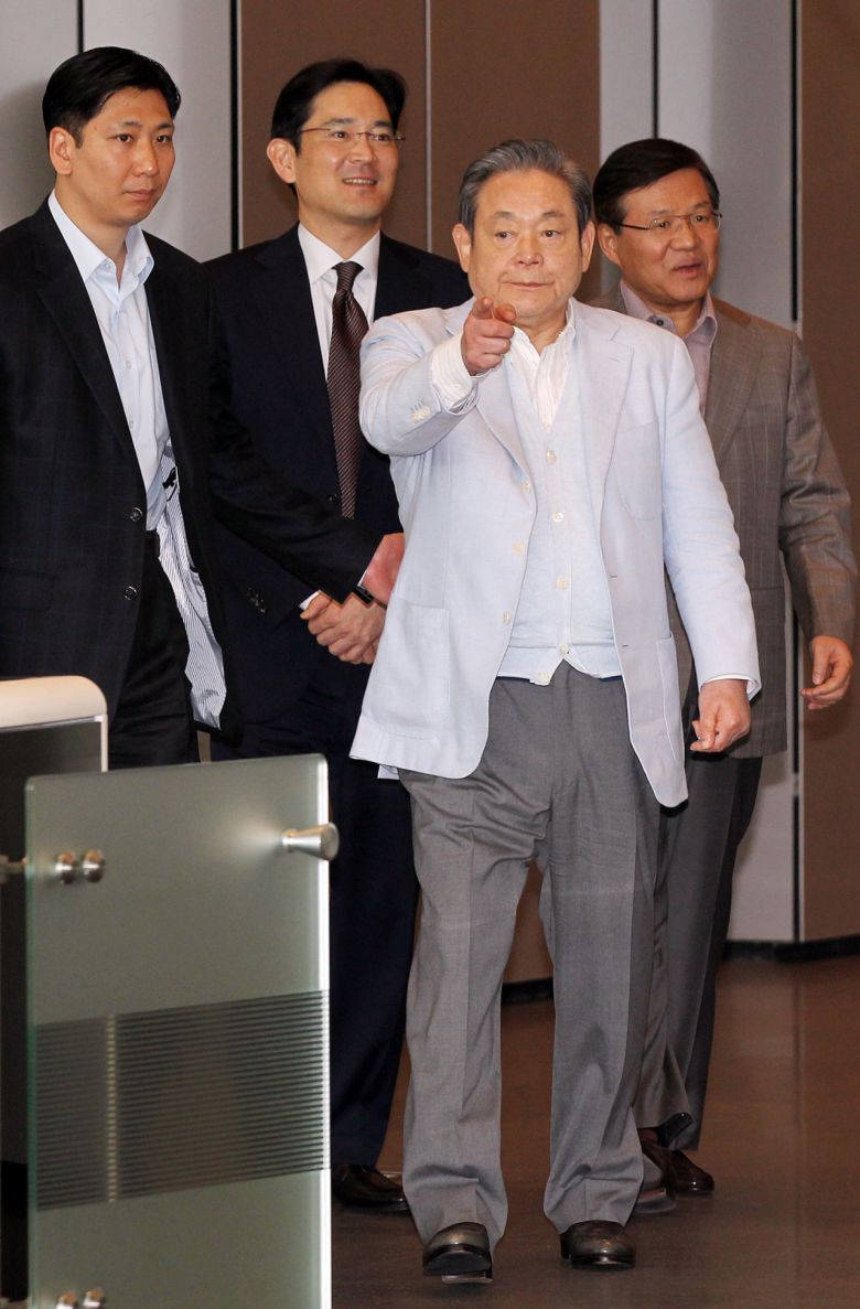 한국 재계를 대표하는 이건희 삼성그룹 회장이 25일 서울 일원동 삼성서울병원에서 별세하면서 18조원 규모의 주식에 대한 상속세 등 경영 승계 문제가 과제로 남았다. 2011년 4월 21일 삼성 서초사옥 집무실에 처음 출근한 이건희 회장. [연합뉴스]