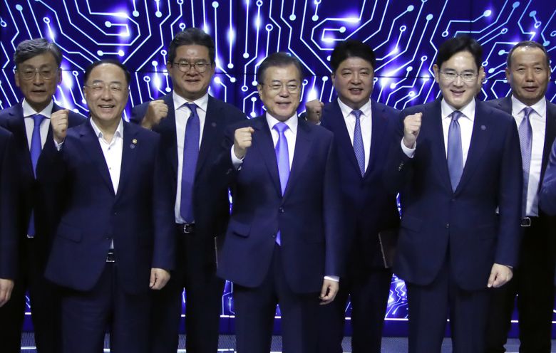 문재인 대통령이 지난해 11월 충남 아산시 삼성디스플레이 아산공장에서 열린 삼성디스플레이 신규 투자 및 상생협력 협약식에서 이재용 삼성전자 부회장 등과 함께 '디스플레이 강국 파이팅!'을 외치고 있다. 연합뉴스