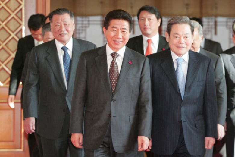 2006년 12월 28일 청와대에서 열린 대중소기업 상생협력 성과 보고회에서 환담장으로 향하는 노무현 전 대통령과 이건희 회장. 연합뉴스