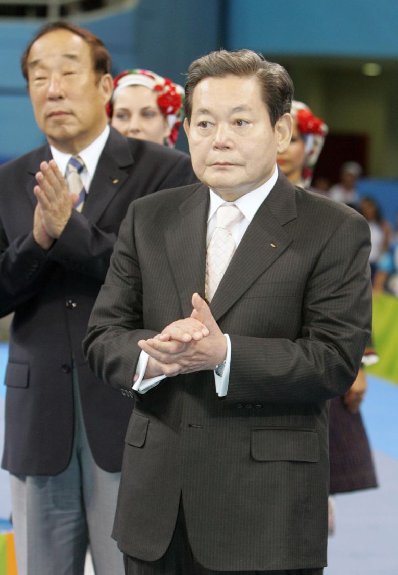 한국 재계를 대표하는 이건희 삼성그룹 회장이 25일 서울 일원동 삼성서울병원에서 별세했다. 향년 78세. 사진은 2004년 8월 15일 아테네 아노리오시아홀에서 열린 아테네 올림픽 유도 시상식에 박수치는 이건희 회장. [연합]