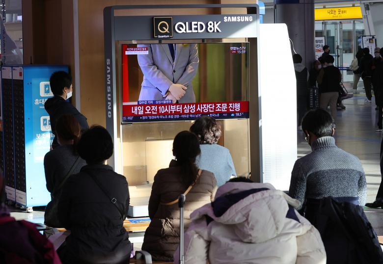이건희 삼성그룹 회장이 별세한 25일 서울역에서 시민들이 이건희 회장 별세 관련 속보를 지켜보고 있다. [연합]