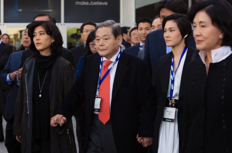 2010년 1월 미국 라스베이거스에서 열린 세계가전전시외(CES)에서 이건희 삼성전자 회장이 두 딸 이부진 호텔신라 사장(왼쪽)과 이서현 삼성복지재단 이사장(오른쪽 두 번째)의 손을 꼭 잡고 전시장을 누비고 있다. [게티이미지 코리아]