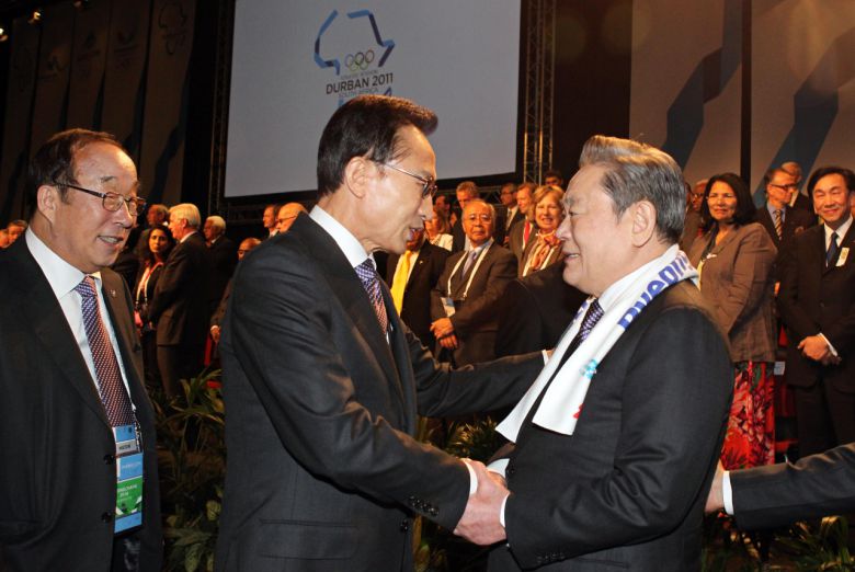 2011년 7월 7일 남아공 더반에서 평창 동계올림픽 확정 후 이건희 IOC 위원과 이명박 전 대통령이 인사하고 있다. [연합뉴스]
