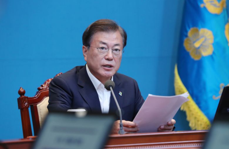 이건희 삼성그룹 회장인 25일 별세하면서 문재인 대통령이 빈소를 찾을지 관심이 모아지고 있다. 청와대 수석보좌관 회의를 주재중인 문재인 대통령[연합뉴스]