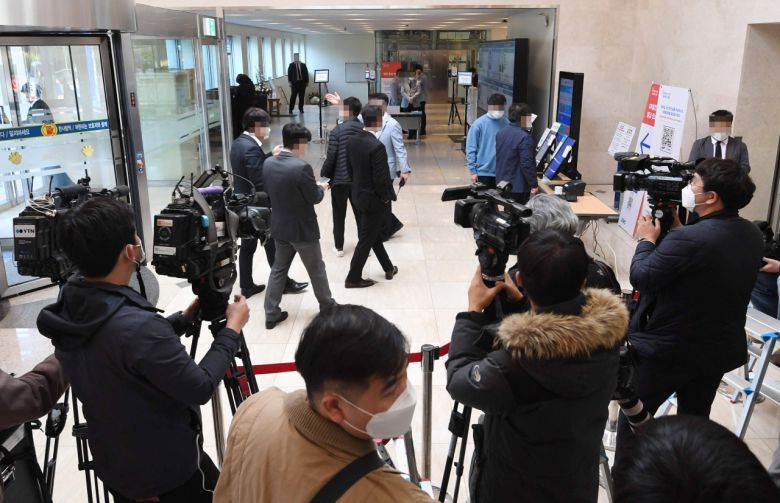 이건희 삼성그룹 회장이 별세한 25일 오전 서울 강남구 삼성서울병원 장례식장 입구에서 취재진이 대기하고 있다. [연합뉴스]