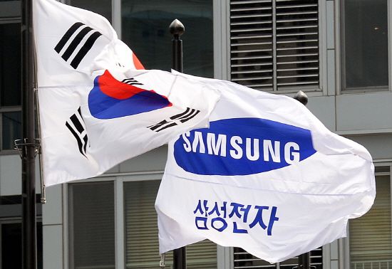 [헤럴드경제] 삼성전자 주가는 국내증시의 '대장주'라 꼽힐 정도로 코스피200 전체 시가총액의 35%를 차지한다. 25일 이건희 삼성그룹 회장의 별세로 삼성전자 주가가 받을 영향에 이목이 쏠리는 이유다. 하지만 전문가들은 이미 이재용 삼성전자 부회장이 경영 전반에 관여해온 만큼, 영향은 미비할 것이라고 봤다.