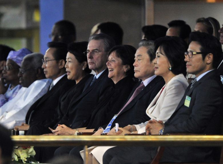 2011년 8월 대구세계육상선수권대회 개막식에 이명박 당시 대통령 부부와 참석한 이건희 삼성그룹 회장(오른쪽에서 세 번째). [삼성 제공]