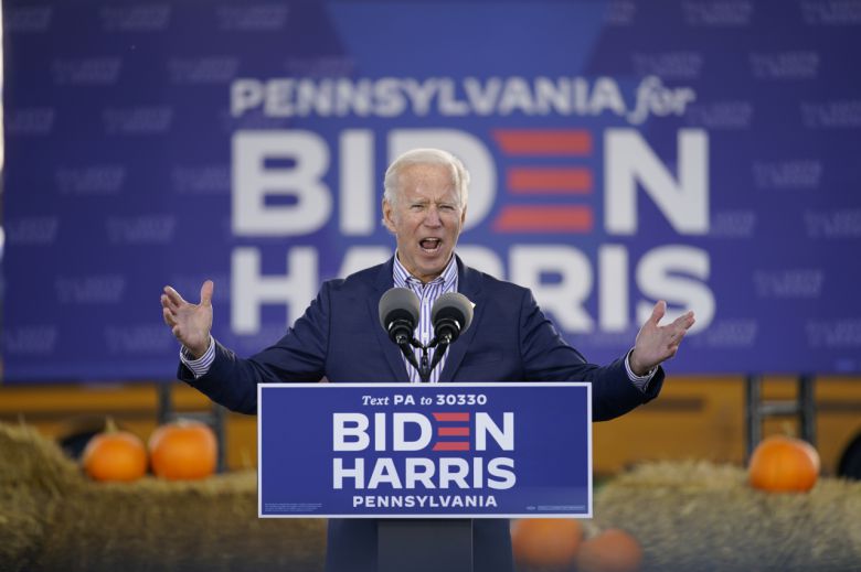 조 바이든 미국 민주당 대선 후보가 24일(현지시간) 펜실베이니아주 브리스틀에서 열린 현장 유세에서 도널드 트럼프 미국 대통령의 신종 코로나바이러스 감염증(코로나19) 대응 실패를 지적하며 자신에 대한 지지를 호소하고 있다. [AP]