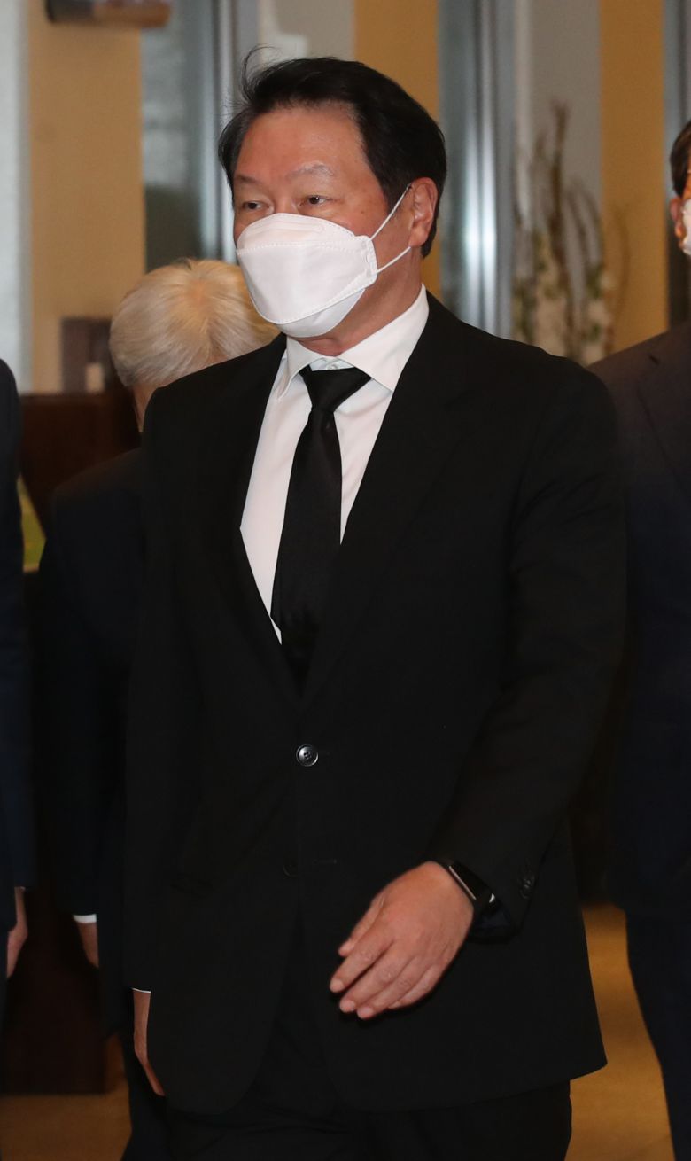 최태원 SK 회장이 26일 오후 고 이건희 삼성그룹 회장 빈소가 마련된 서울 강남구 삼성서울병원 장례식장에서 조문을 마치고 나오고 있다. [사진=연합]