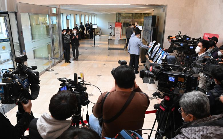 26일 오전 서울 강남구 삼성서울병원 장례식장 입구에서 취재진이 이건희 삼성그룹 회장의 빈소를 찾은 조문객들을 취재하고 있다. [연합]