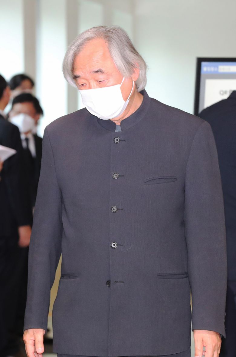 피아니스트 백건우가 27일 오후 서울 강남구 삼성서울병원 장례식장에 마련된 고 이건희 삼성그룹 회장의 빈소를 조문한 뒤 나서고 있다. 연합뉴스