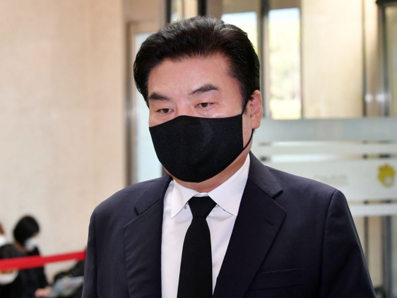 원유철 전 국회의원이 27일 오전 고 이건희 삼성그룹 회장의 빈소가 마련된 서울 강남구 삼성서울병원 장례식장에 들어서고 있다. [연합뉴스]