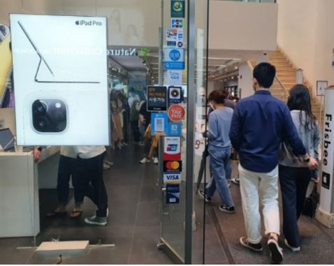 서울 중구에 위치한 아이폰 공식 판매처 프리즈비 매장 모습 [헤럴드DB]