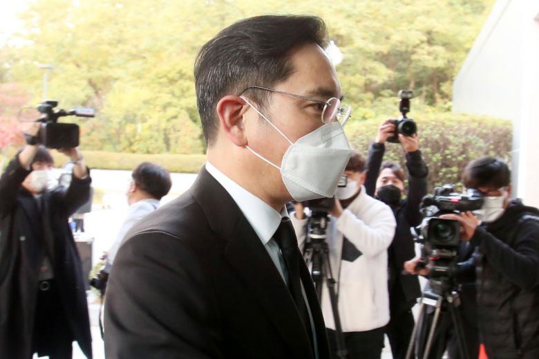 이재용 삼성전자 부회장이 25일 오후 이건희 삼성그룹 회장의 빈소가 마련된 서울 강남구 삼성서울병원 장례식장으로 들어서고 있다. [연합]