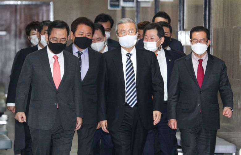 김종인 국민의힘 비상대책위원장, 주호영 원내대표 등 지도부가 26일 오전 서울 여의도 국회에서 열린 비상대책위원회의에 참석하고 있다. [연합]