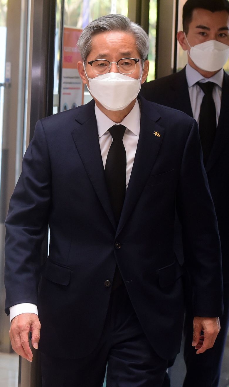 윤종규 KB금융지주 회장이 27일 고 이건희 삼성그룹 회장의 빈소가 마련된 삼성서울병원 장례식장에 들어서고 있다. 연합뉴스