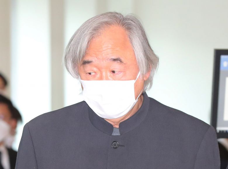 피아니스트 백건우가 27일 오후 서울 강남구 삼성서울병원 장례식장에 마련된 고 이건희 삼성그룹 회장의 빈소를 조문한 뒤 나서고 있다. [연합]