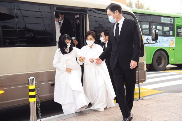 이건희 삼성그룹 회장의 영결식이 28일 오전 삼성서울병원 암병원 강당에서 비공개로 열린 가운데 홍라희 전 리움미술관장과 이재용 삼성전자 부회장, 이부진 호텔신라 사장, 이서현 삼성복지재단 이사장 등 유족들이 참석하고 있다. [연합]