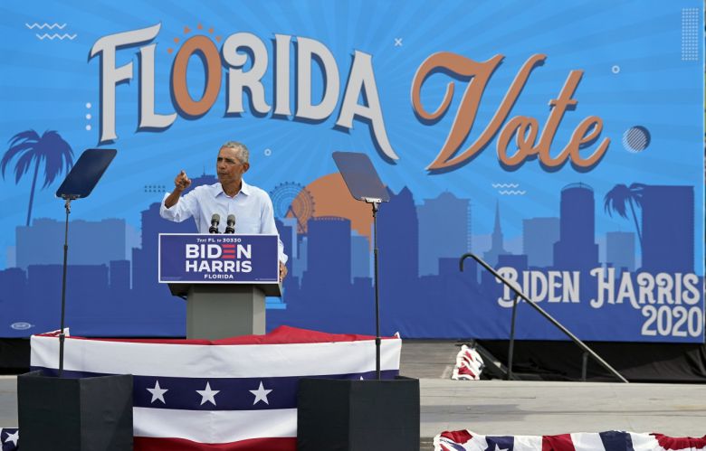 조 바이든 미국 민주당 대선 후보 지원에 적극 나서고 있는 버락 오바마 전 미국 대통령이 27일(현지시간) 플로리다주 올랜도에서 열린 대선 지원 유세에서 북한과 중국, 러시아 지도자가 도널드 트럼프 대통령의 재선을 원한다는 트럼프 대통령의 발언을 문제 삼고 있다.[AP]