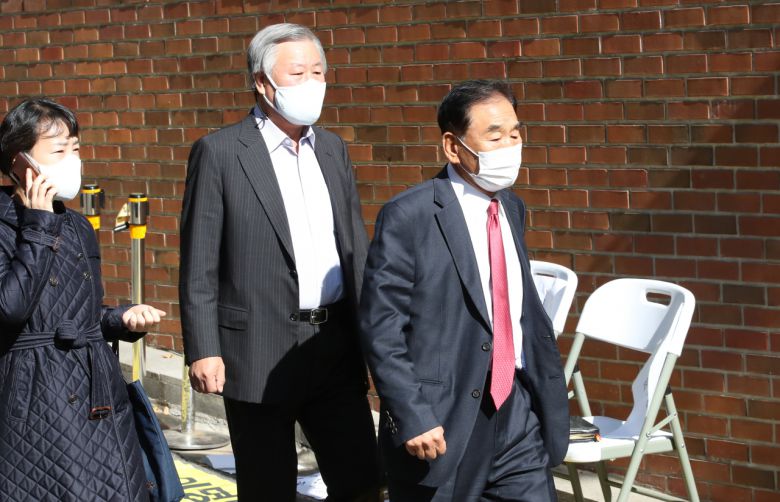 이재오 전 의원(오른쪽)이 29일 서울 강남구 논현동 이명박 전 대통령 자택으로 들어가고 있다. [연합]