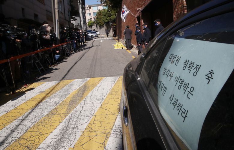 회사 자금 횡령과 뇌물 수수 혐의 등으로 29일 대법원 상고심에서 징역 17년이 확정된 이명박 전 대통령의 서울 강남구 논현동 자택 앞에 시위 차량이 보이고 있다. [연합]