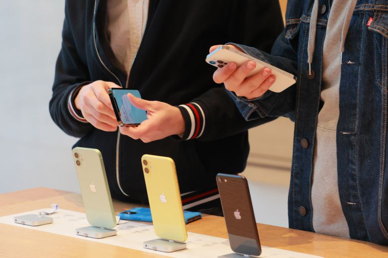 애플 신제품 아이폰12가 정식 출시된 30일 오전 서울 강남구 신사동 애플 가로수길 매장을 찾은 시민들이 아이폰12를 살펴보고 있다. 연합뉴스