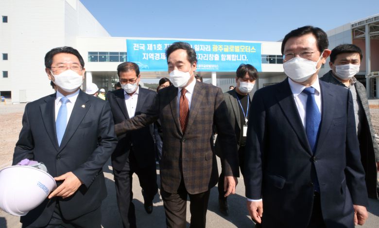 이낙연 더불어민주당 대표(가운데)가 30일 오후 광주형 일자리 공장이 설립되고 있는 전남 함평군 빛그린산단을 둘러보고 있다. 왼쪽은 김영록 전남지사, 오른쪽은 이용섭 광주시장. [연합]