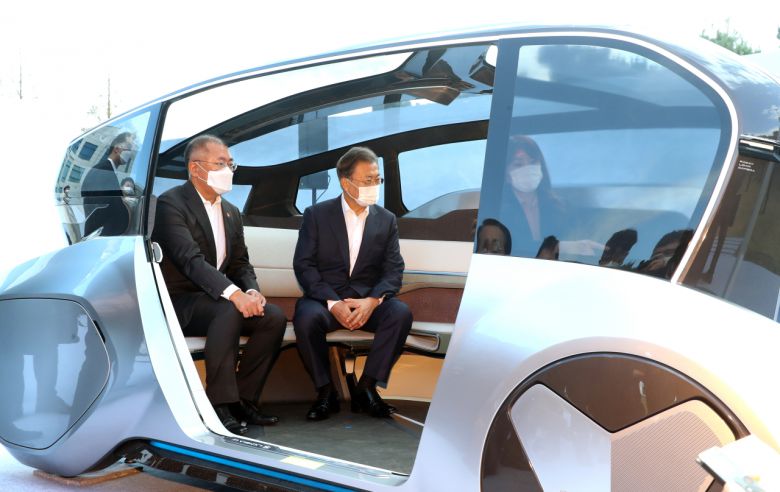 문재인 대통령이 30일 오전 현대자동차 울산공장에서 열린 '미래차 전략 토크쇼'에 참석한 뒤 미래차 자율주행 기반 공유형 이동수단 콘셉트카인 'M.비전S'를 정의선 현대차그룹 회장과 함께 시승하고 있다. [연합]