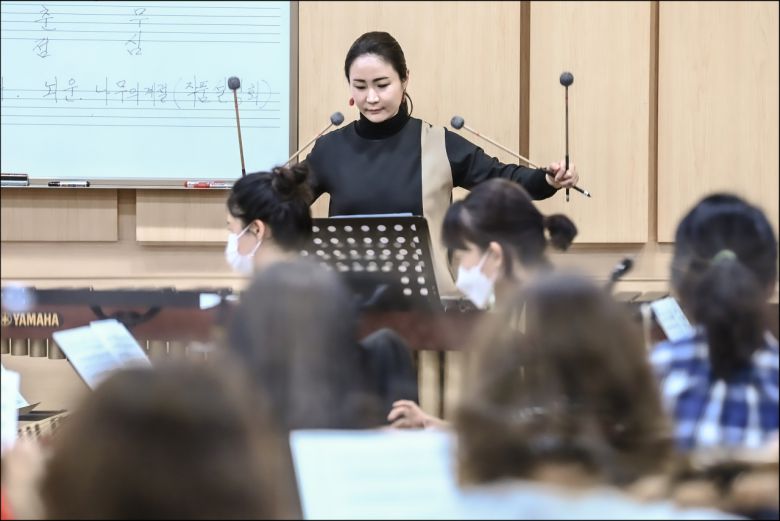 서양음악을 기반으로 한 작곡가 장석진은 서울시국악관현악단의 공모에 선정, 30일 ‘첫선음악회, 그들이 전하는 이야기Ⅱ’ 공연에서 ‘나무의 계절’을 선보인다. 이 곡에는 국내의 독보적 마림바 연주자인 심선민이 협연한다. [세종문화회관 제공]